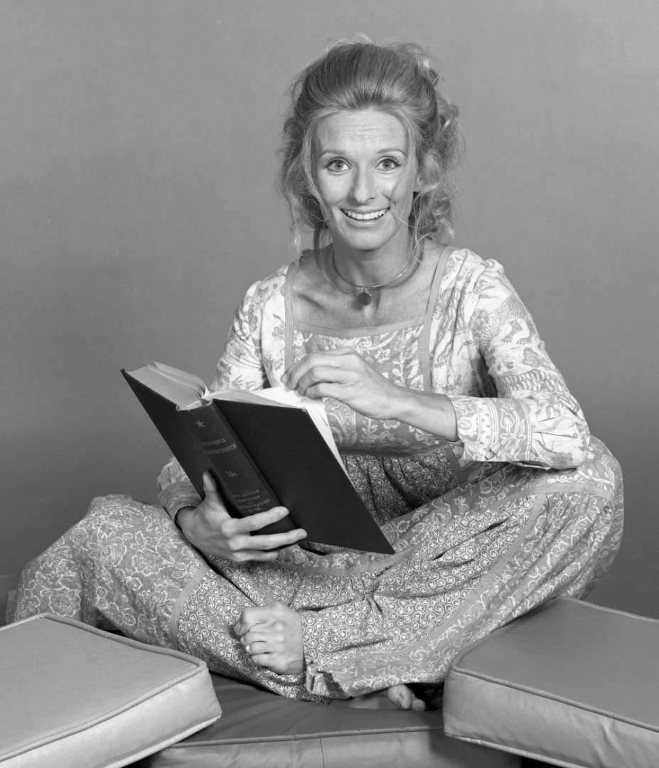 Cloris leachman feet