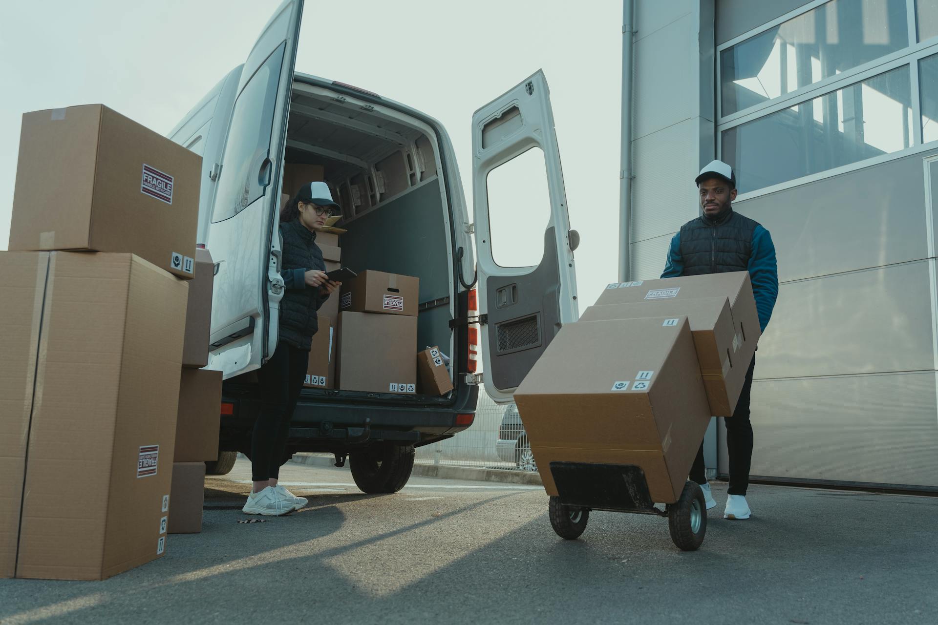 A man loading boxes into his truck | Source: Pexels