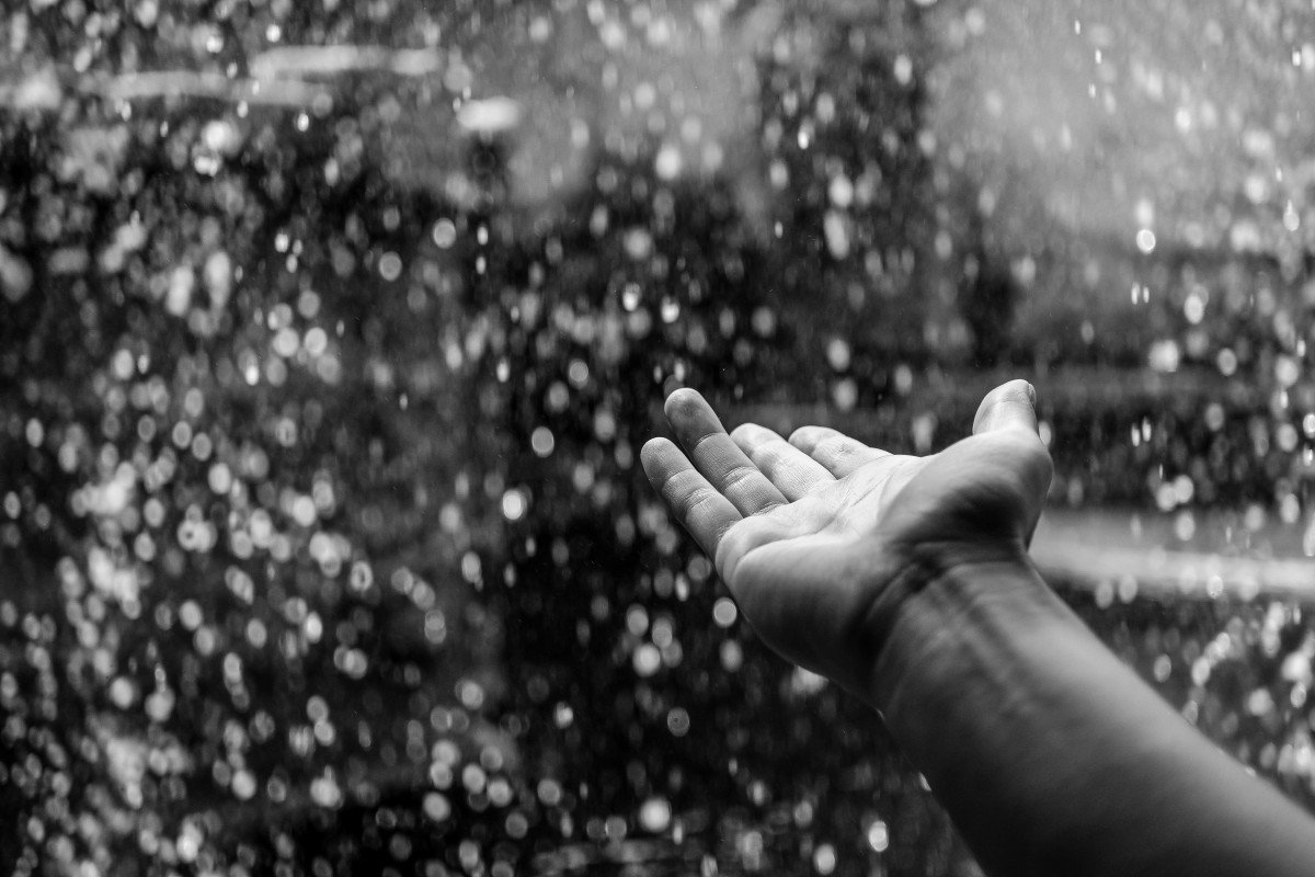 Mano bajo la lluvia. | Imagen: PxHere