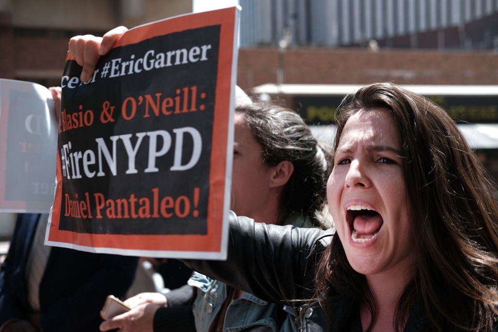 Protesters gather outside of Police Headquarters in Manhattan to protest against the events that led to Garner’s death during an arrest in July 2014 | Photo: Getty Images
