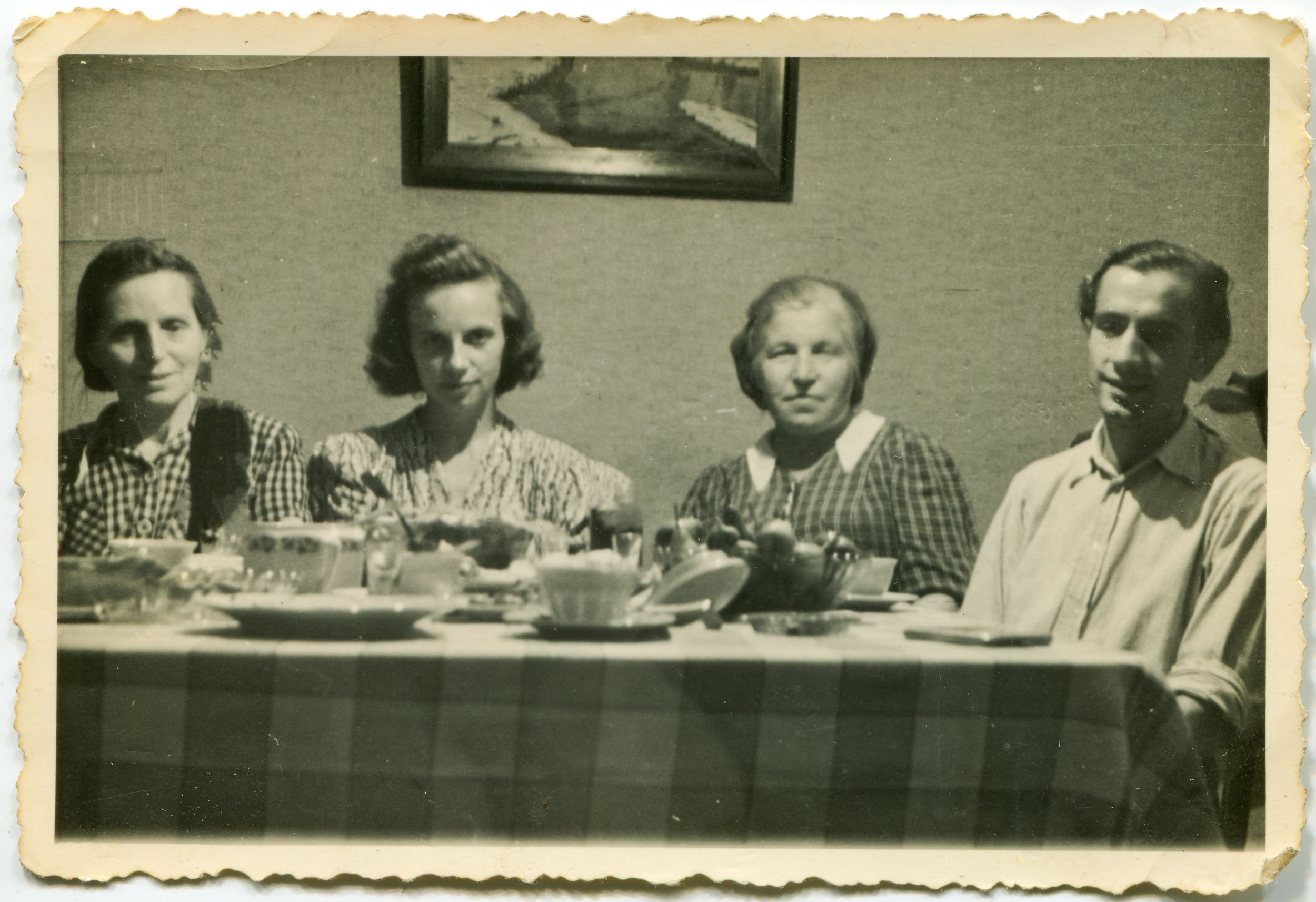 Vintage family photo | Source: Shutterstock