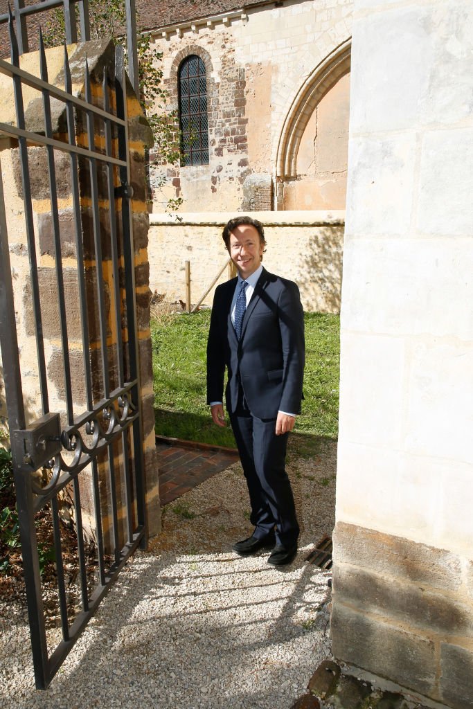 Stéphane Bern dans son bâtiment College Royal et Militaire. | Photo : Getty Images