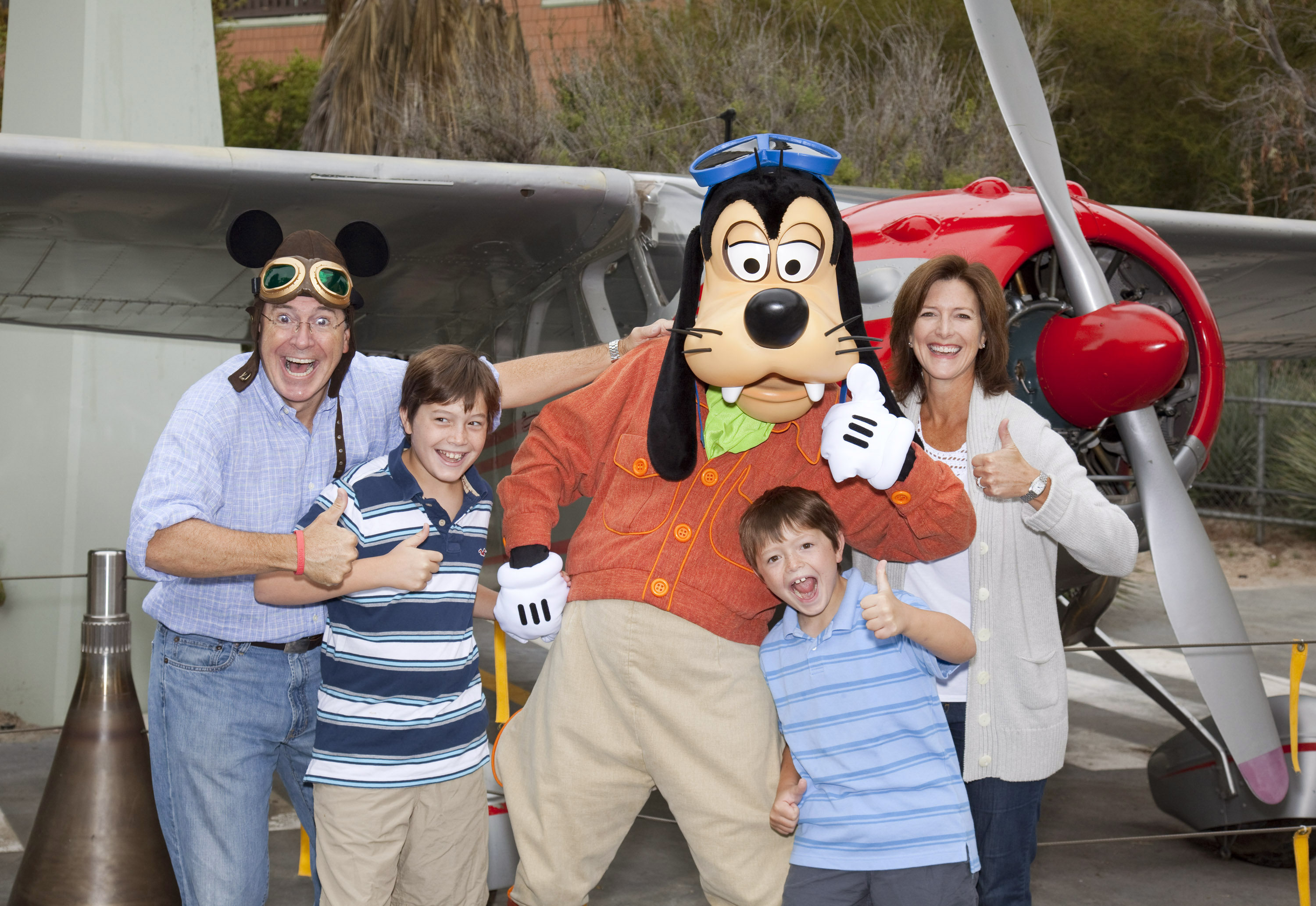 Stephen Colbert and Evelyn Colbert with their sons, Peter Colbert and John Colbert, pose with Goofy outside the Soarin Over California attraction at Disney California Adventure Park on August 28, 2010, in Anaheim, California. | Source: Getty Images