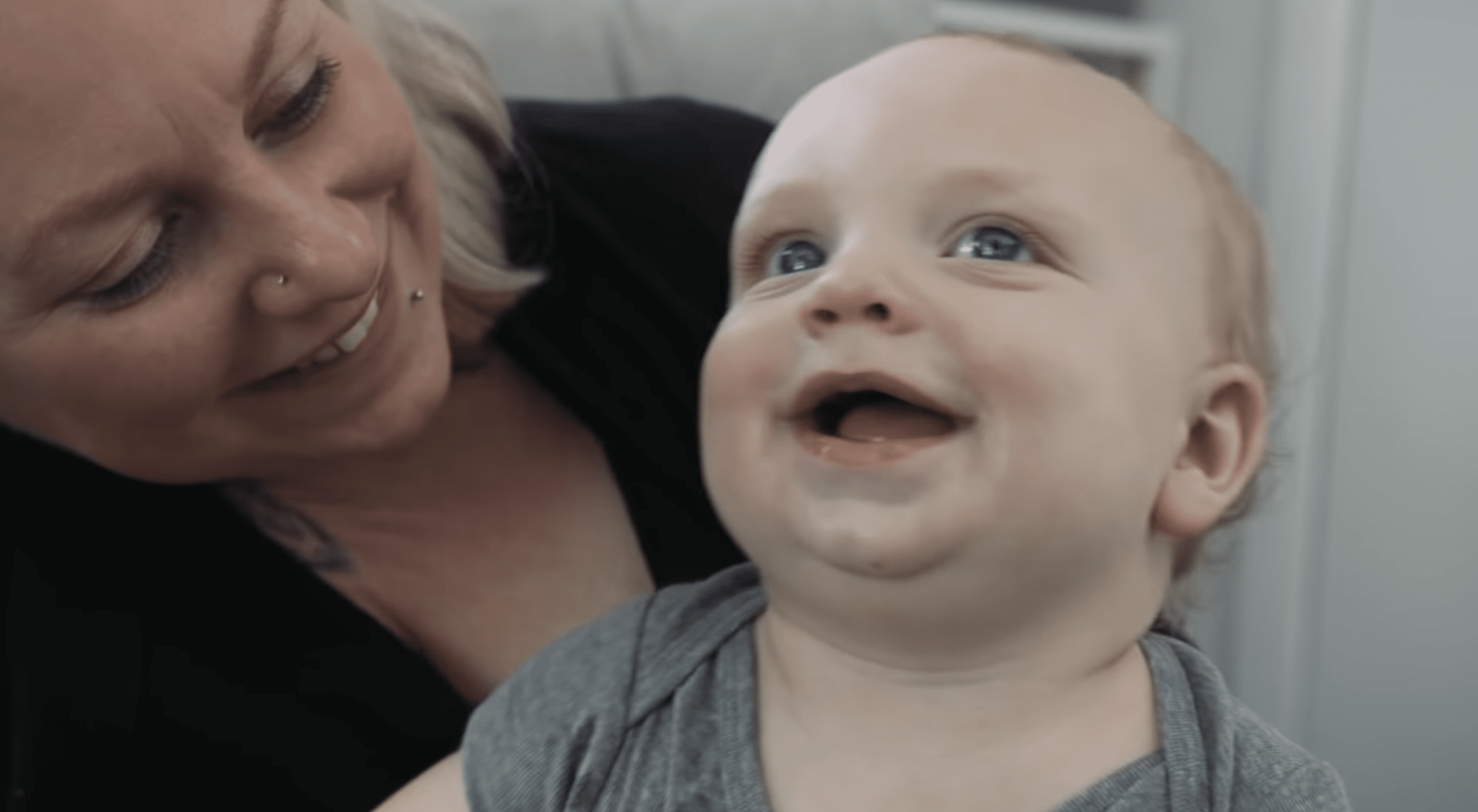 Sigrid mit ihrem kleinen Jungen abgebildet. | Quelle: YouTube/truly