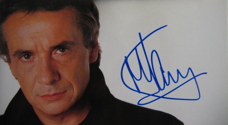 Un autographe de Michel Sardou. l Source : Flickr Un autographe de Michel Sardou. l Source : Flickr