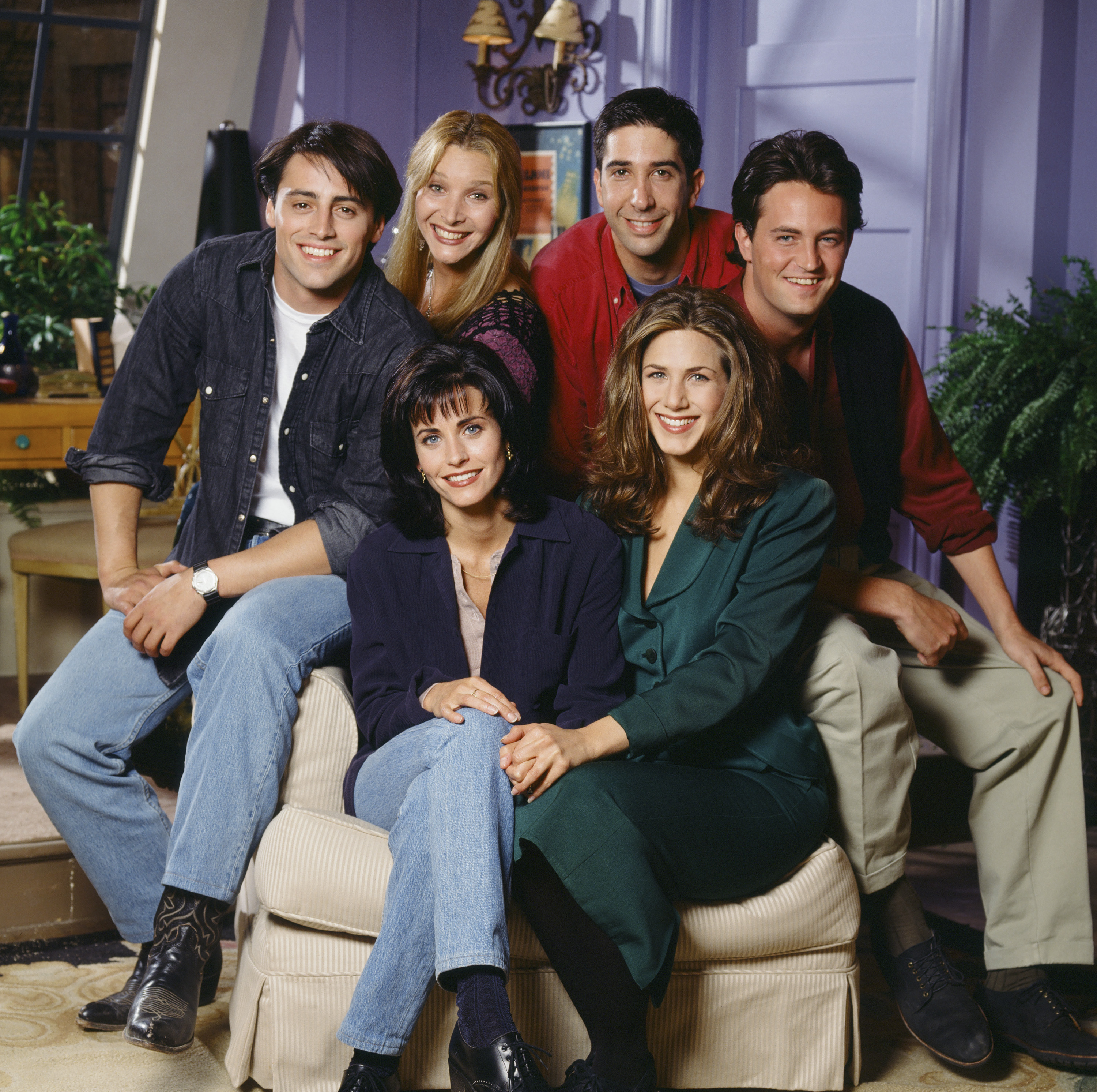 (Back L-R) Matt LeBlanc, Lisa Kudrow, David Schwimmer, Matthew Perry (Front L-R) Courteney Cox, and Jennifer Aniston on the set of "Friends," in 1994 | Source: Getty Images