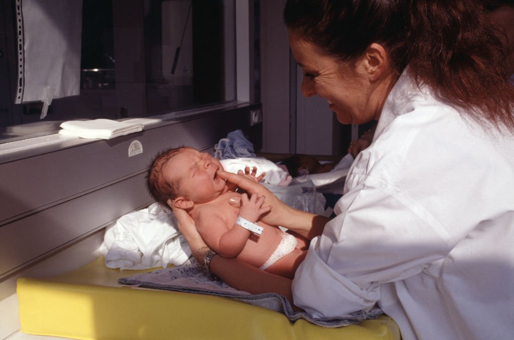 Sage-femme donnant les soins à un nouveau-né dans une maternité en France, circa 1990.| Photo : Getty Images