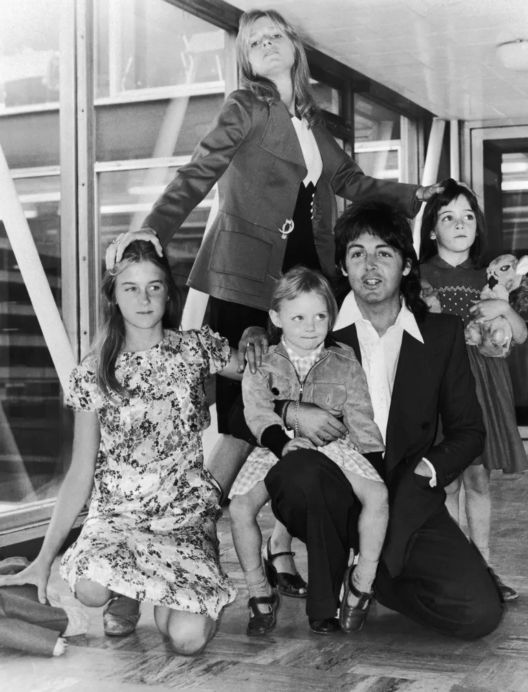 Paul McCartney, Linda McCartney et leurs filles Heather, Stella et Mary posent dans un aéroport le 30 juin 1975. | Source : Getty Images