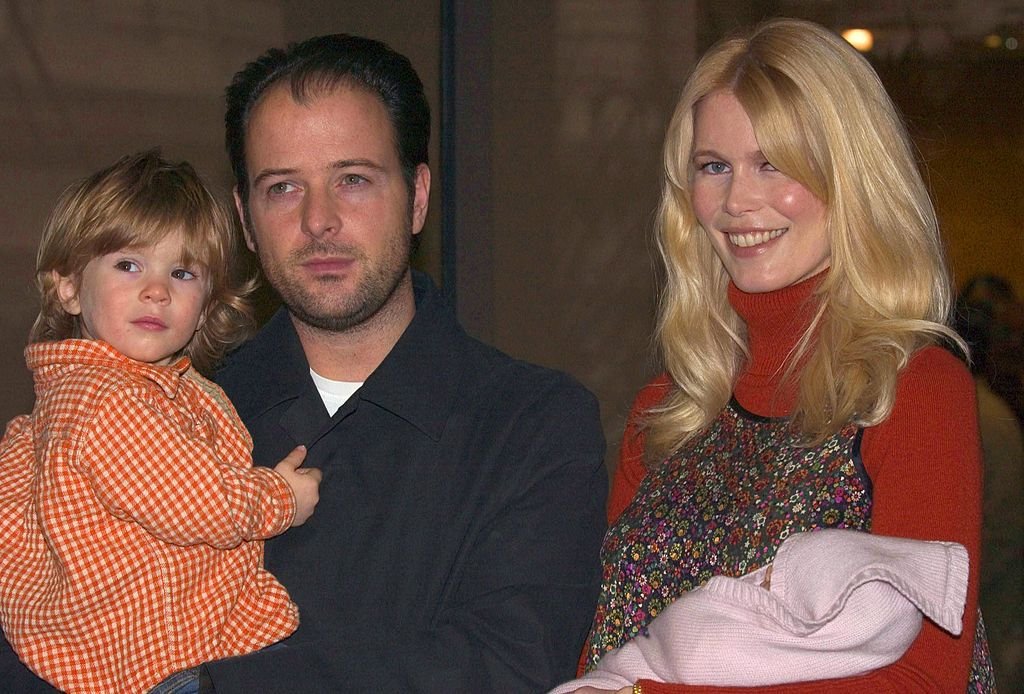 Claudia Schiffer y Matthew Vaughn con Caspar y la recién nacida Clementine, en noviembre del 2005. │Foto: Getty Images