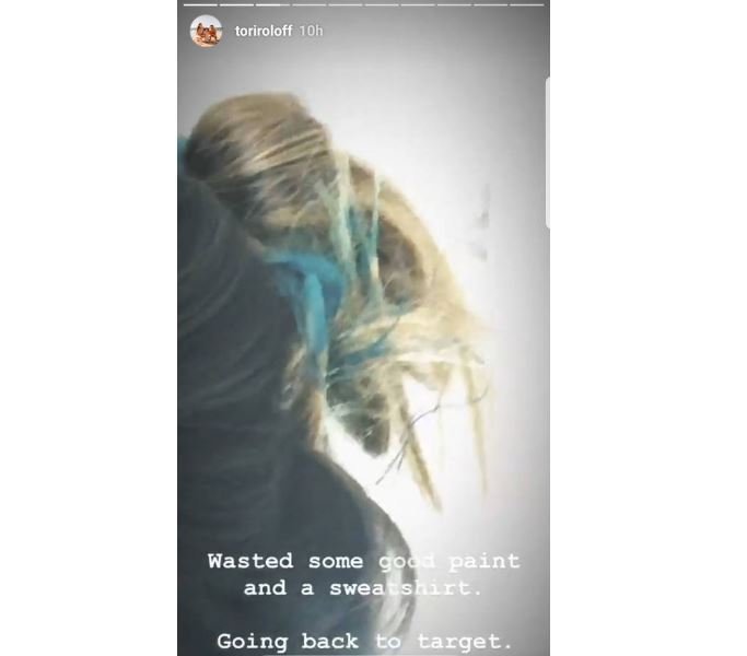 Tori ended up with blue paint on her hair l Source: Instagram/@toriroloff