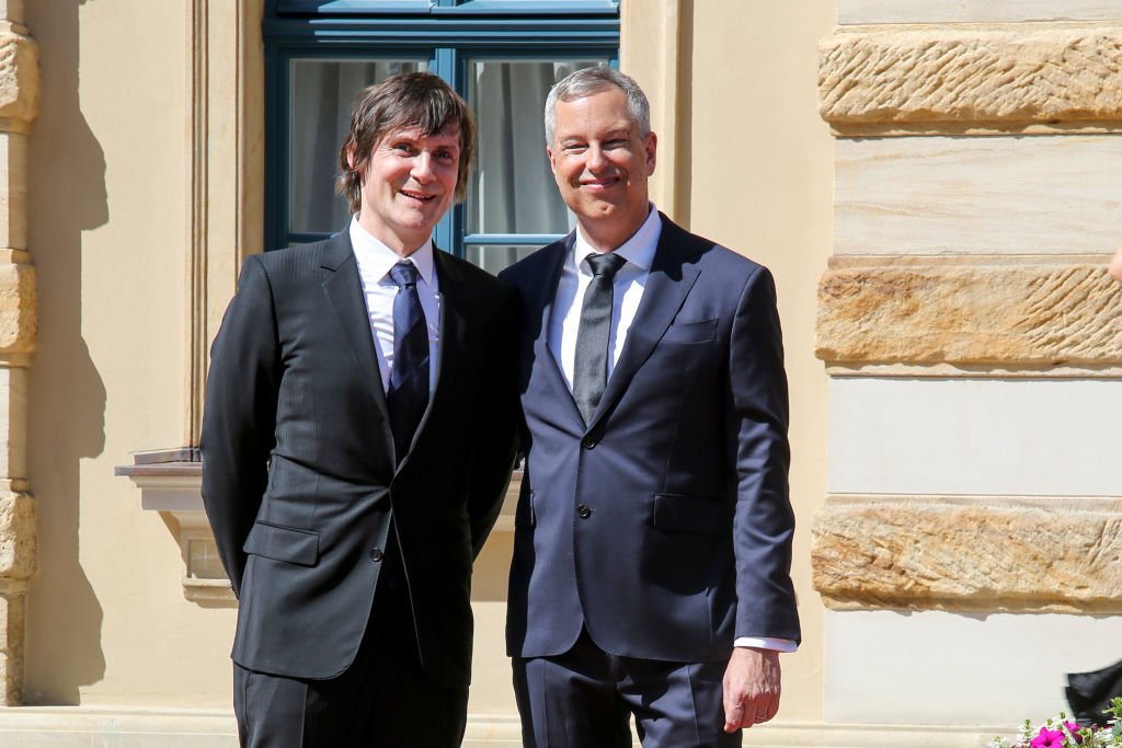 Der deutsche Komiker Thomas Hermanns und sein Ehemann Wolfgang Macht bei der Eröffnungsfeier der "Bayreuther Festspiele" im Bayreuther Festspielhaus am 25. Juli 2018 in Bayreuth. (Foto von Isa Foltin / Getty Images für SKY) I Quelle: Getty Images