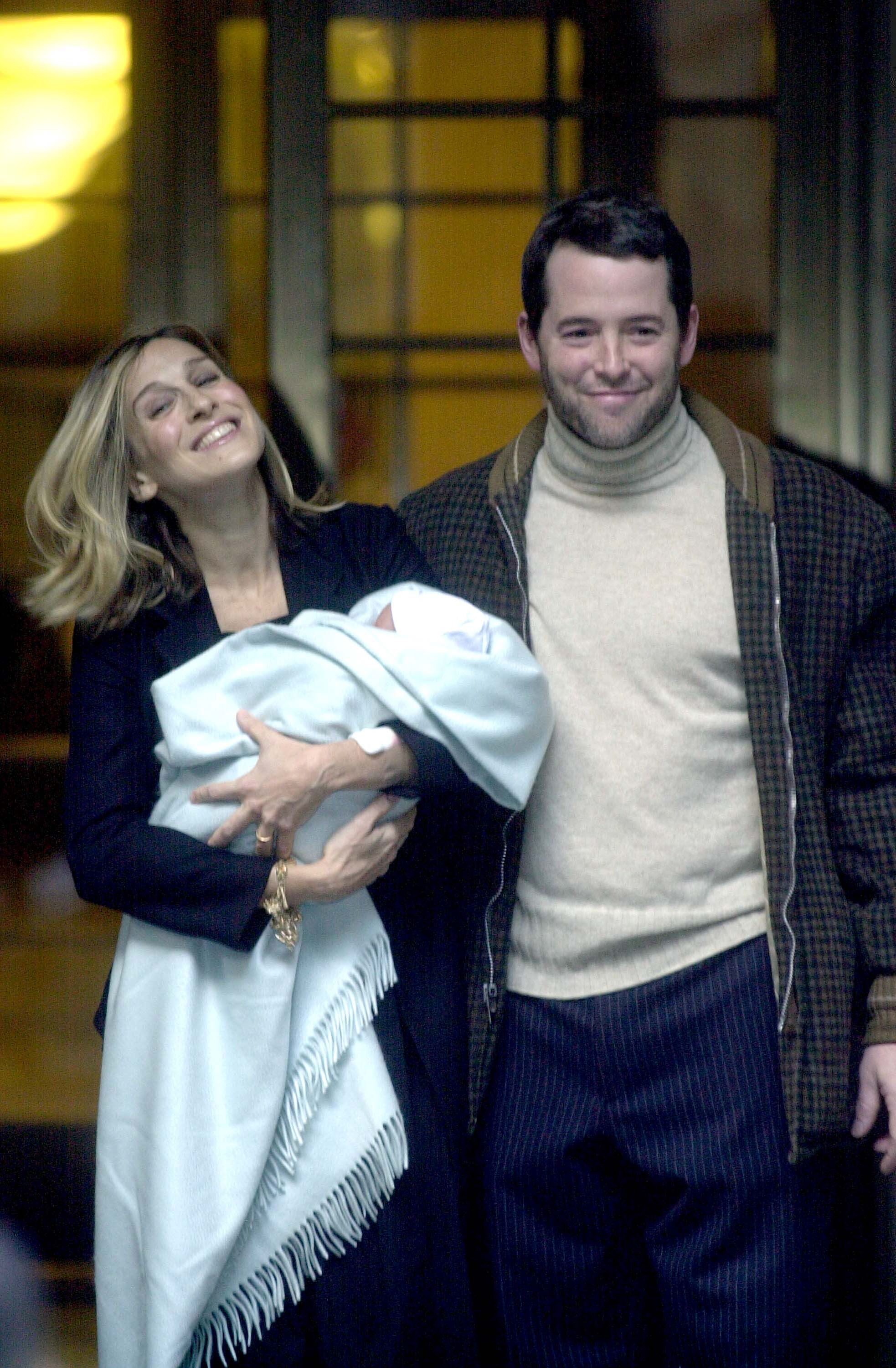 Actress Sarah Jessica Parker (L), her husband actor Matthew Broderick and their newborn son, James Wilke Broderick, leave Lennox Hill Hospital November 1, 2002 in New York City | Photo: Getty Images