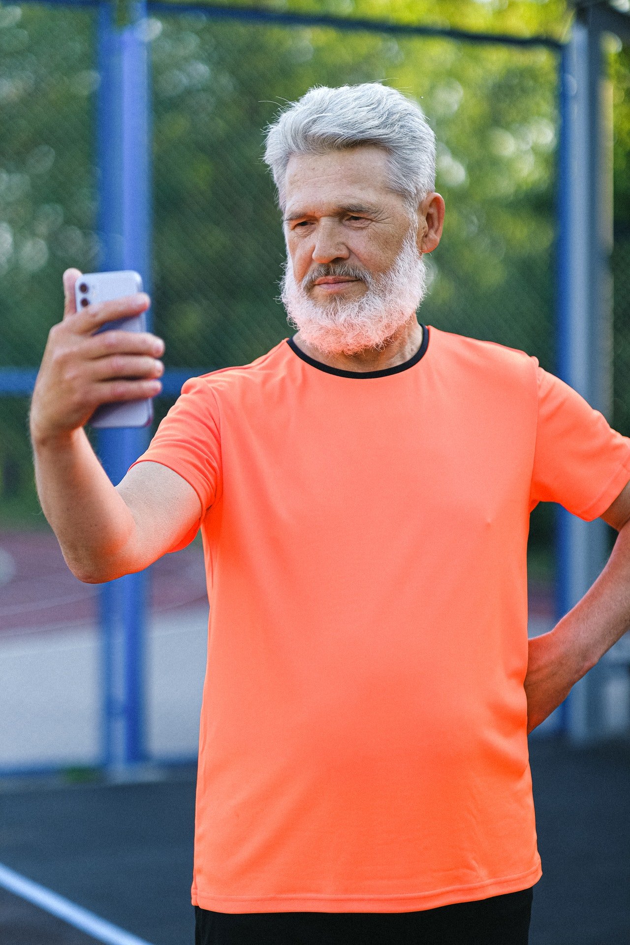 Photo of an old man taking a selfie | Photo: Pexels