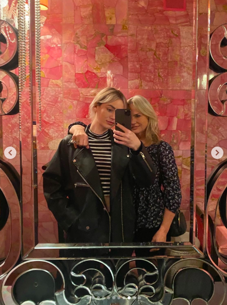 Bayley Corman posing for a mirror selfie with her mom, Jennifer Runyon. | Source: Instagram/bayleycorman