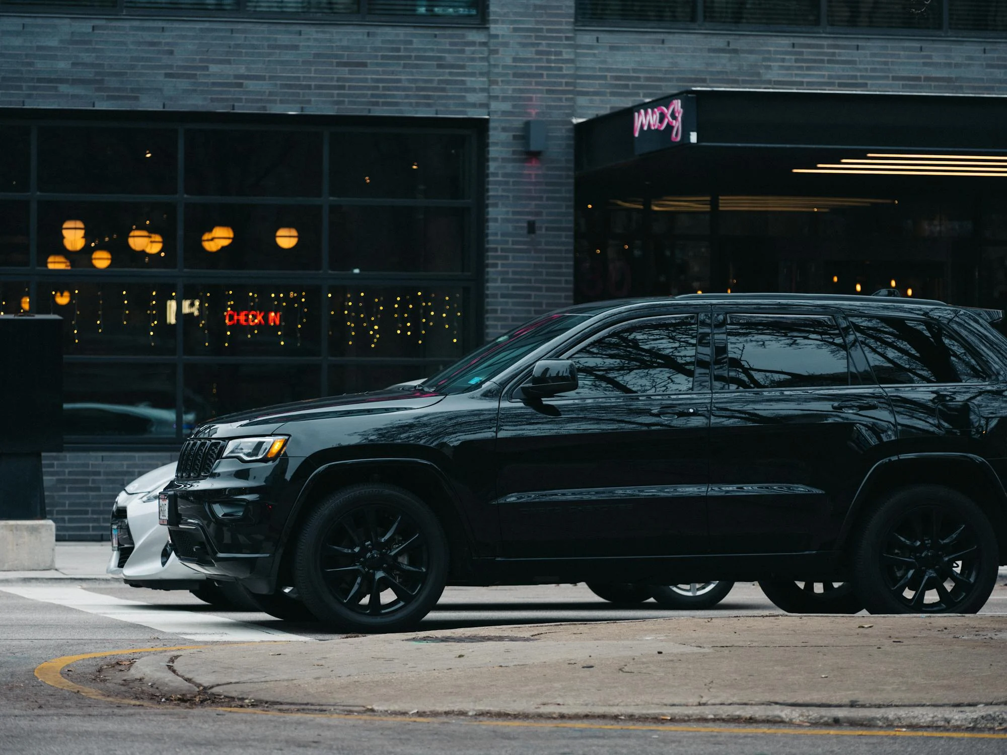 Een zwarte SUV op straat | Bron: Pexels