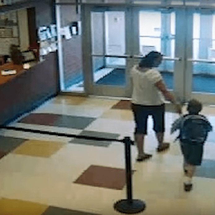 Amy Fry-Pitzen fait sortir le jeune Timmothy Pitzen de sa classe de jardin d'enfants pour aller dans un zoo et des parcs aquatiques avant que le garçon ne disparaisse. | Youtube/National Center for Missing & Exploited Children