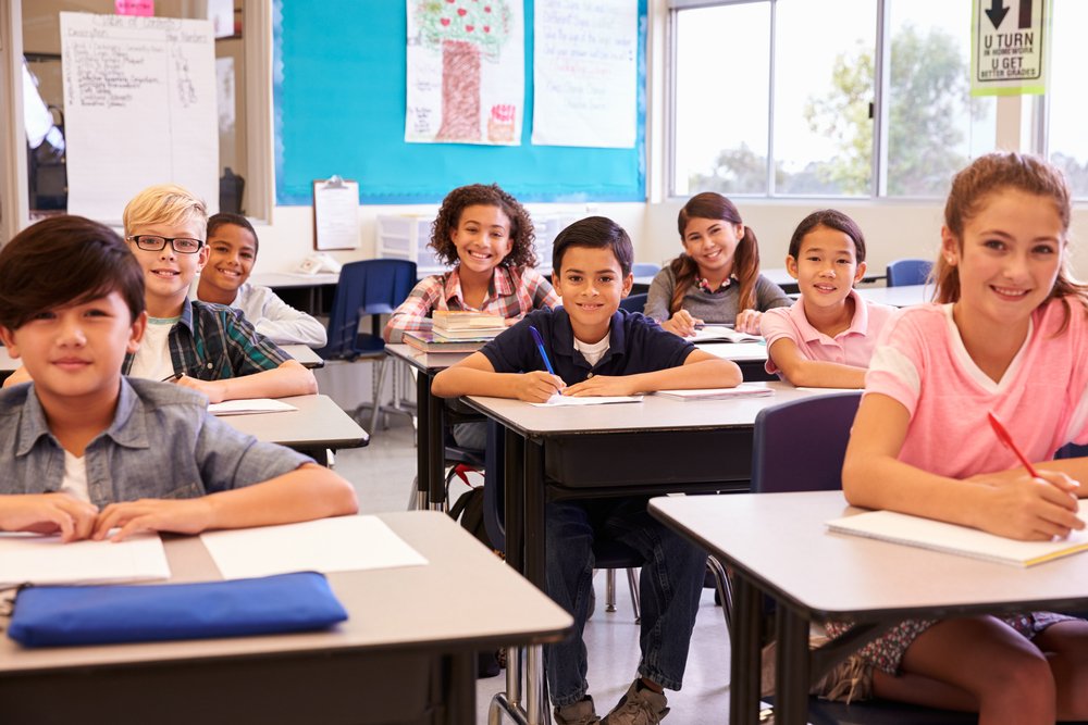 Estudiantes riéndose en un salón de clases. | Foto: Shutterstock