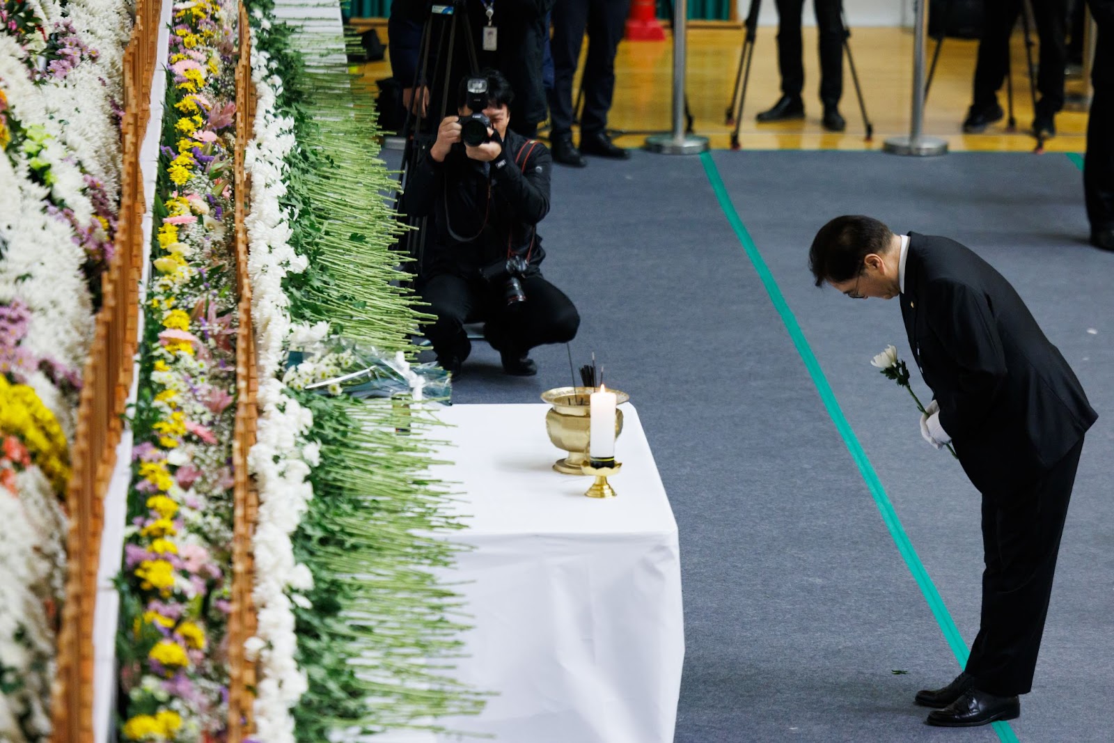 Woo Won-shik, speaker of the National Assembly, bowing in front of a memorial for the victims of the Jeju Air Co. Flight 2216 crash. | Source: Getty Images