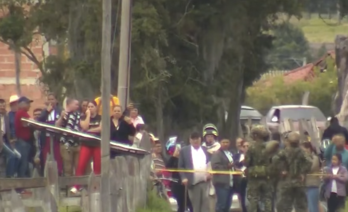 People at the plane crash site that claimed the lives of Yeison Jiménez and six members of his team, from a post dated January 11, 2026 | Source: Youtube/@PeriodicoElColombiano_
