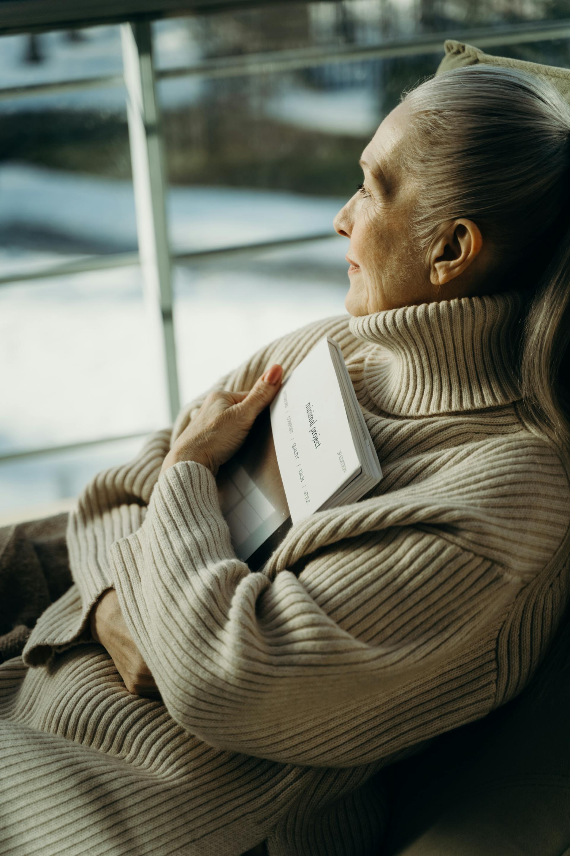 An old woman sitting and looking out the window | Source: Pexels