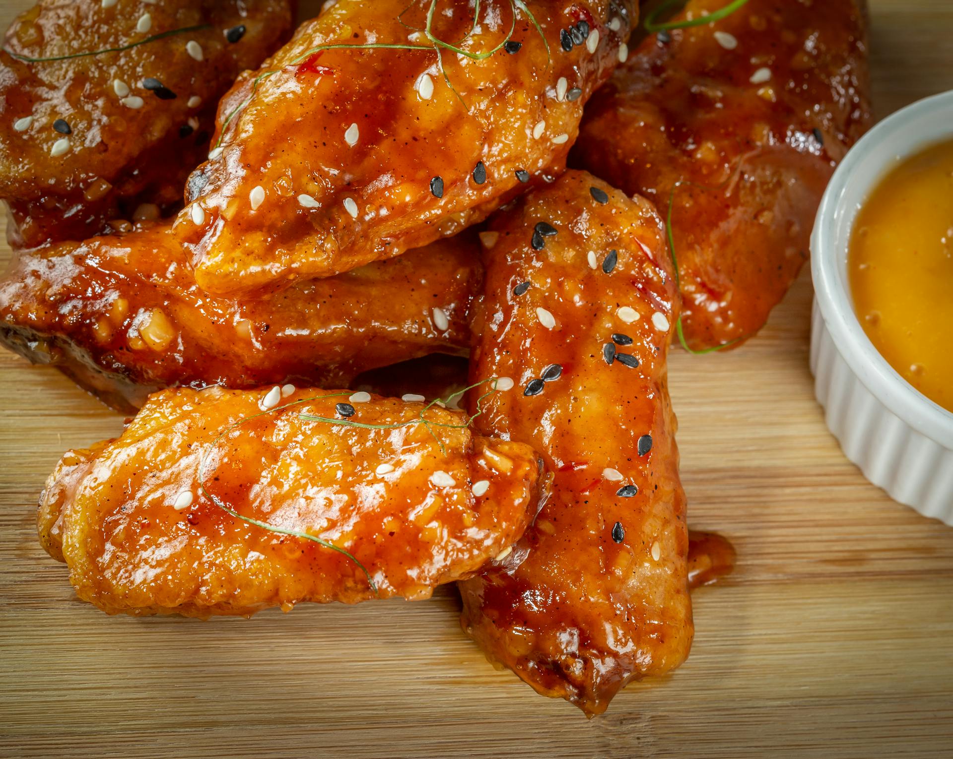 Fried wings with sauce | Source: Pexels
