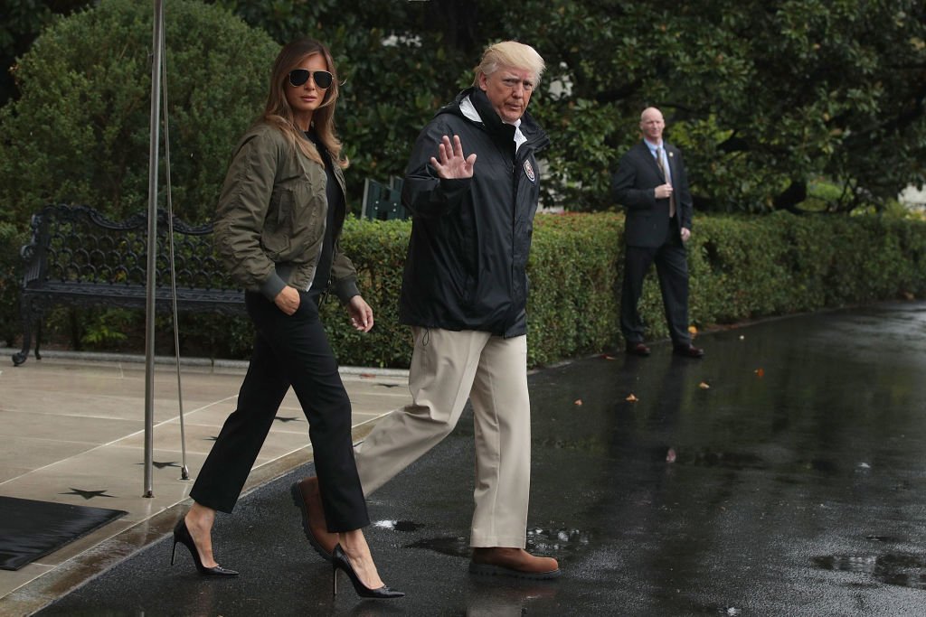 President Donald Trump walks with first lady Melania Trump prior to their Marine One departure from the White House August 29, 2017 | Photo: GettyImages
