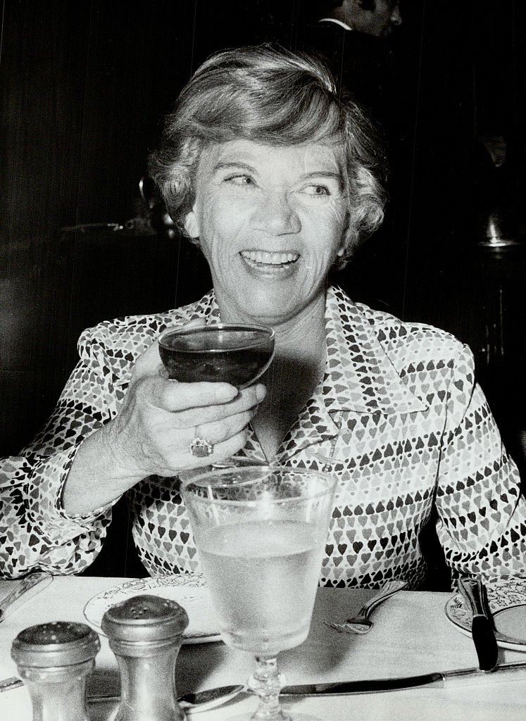 Ellen Corby holding her glass of wine at a restaurant on September 16, 1978. | Source: Getty Images