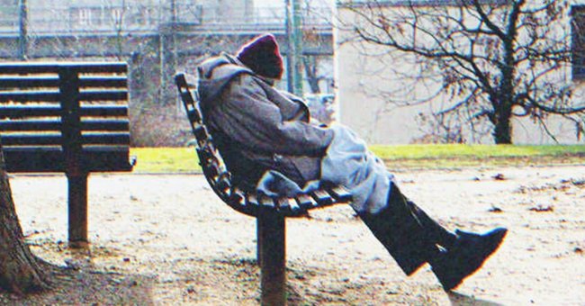 Ein obdachloser Mann im Park sah das kleine Mädchen zittern | Quelle: Shutterstock