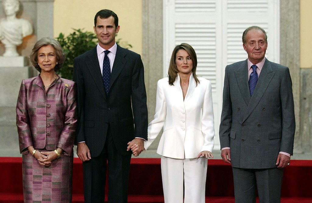 La Reina Sofía, el Príncipe Felipe de España, Letizia Ortiz y el Rey Juan Carlos durante la ceremonia oficial de compromiso en noviembre de 2003. | Foto: Getty Images