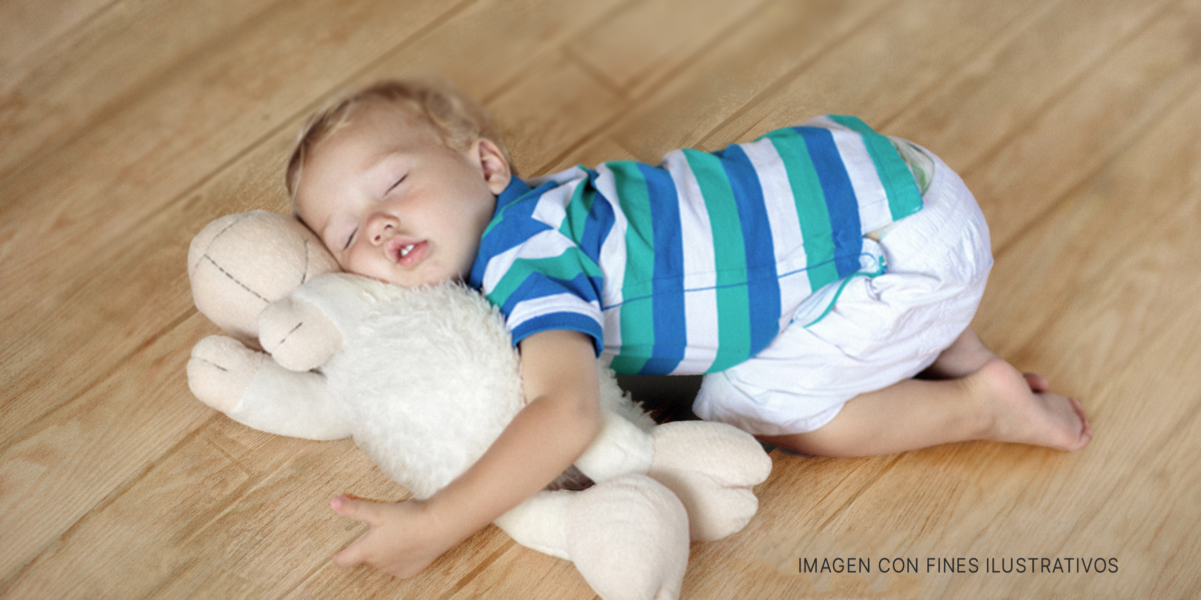 Niño en el suelo con un oso de peluche | Foto: Shutterstock