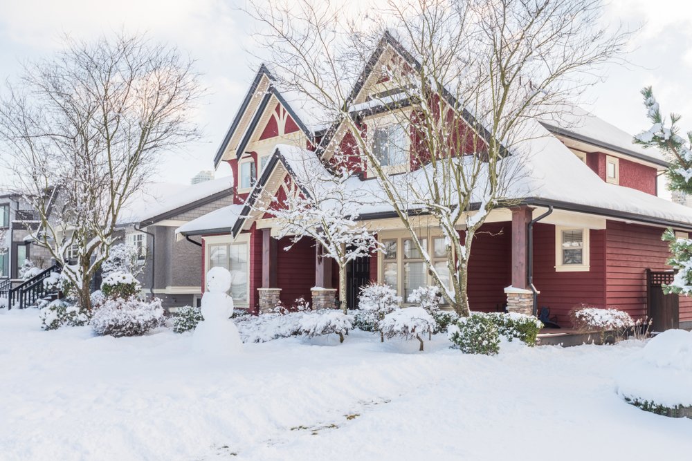 Parte frontal de una vivienda cubierta de nieve. | Foto: Shutterstock