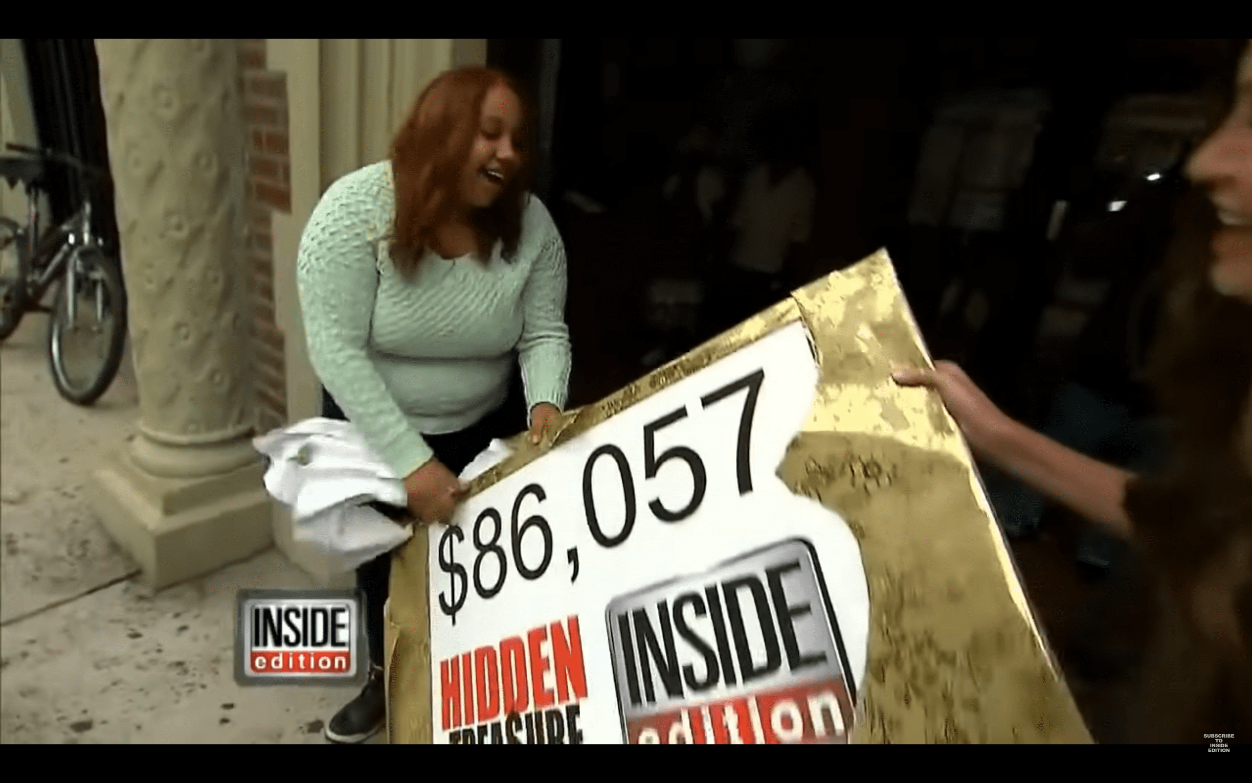 Struggling woman who got abandoned but later inherited a huge sum of money got surprised with a hidden treasure. | Photo: youtube.com/InsideEdition