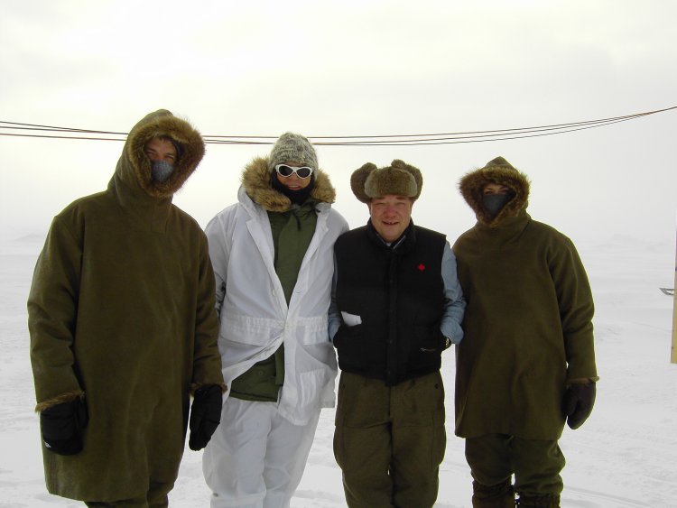 Ben Browder, Richard Dean Anderson, Barry Campbell and Amanda Tapping in the Arctic filming Stargate Continuum in early 2007 | Source: Wikimedia Commons