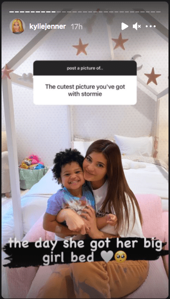 Kylie Jenner and her daughter Stormi pose for a picture on Stormi's new bed. | Photo: Instagram/Kyliejenner