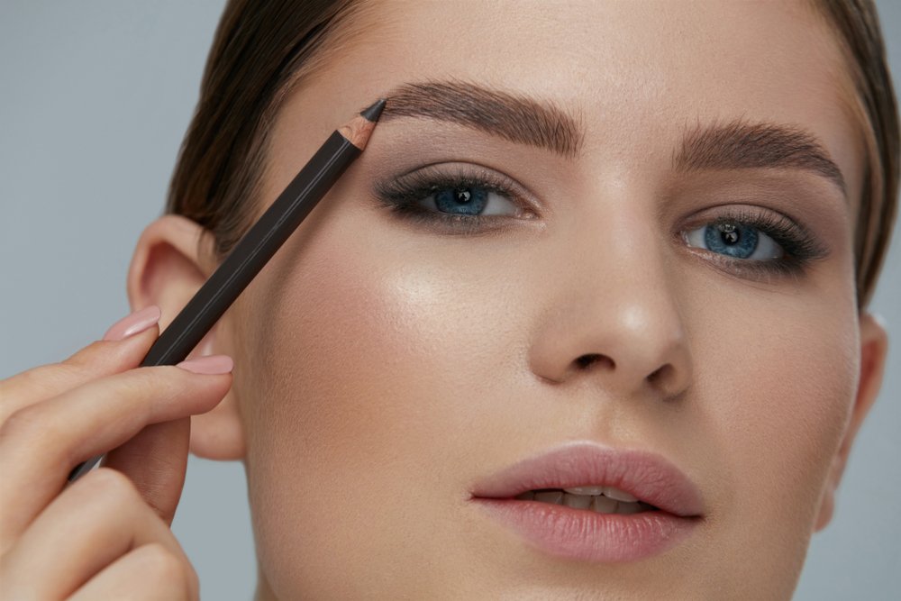 Mujer rellenando sus cejas. | Foto: Shutterstock