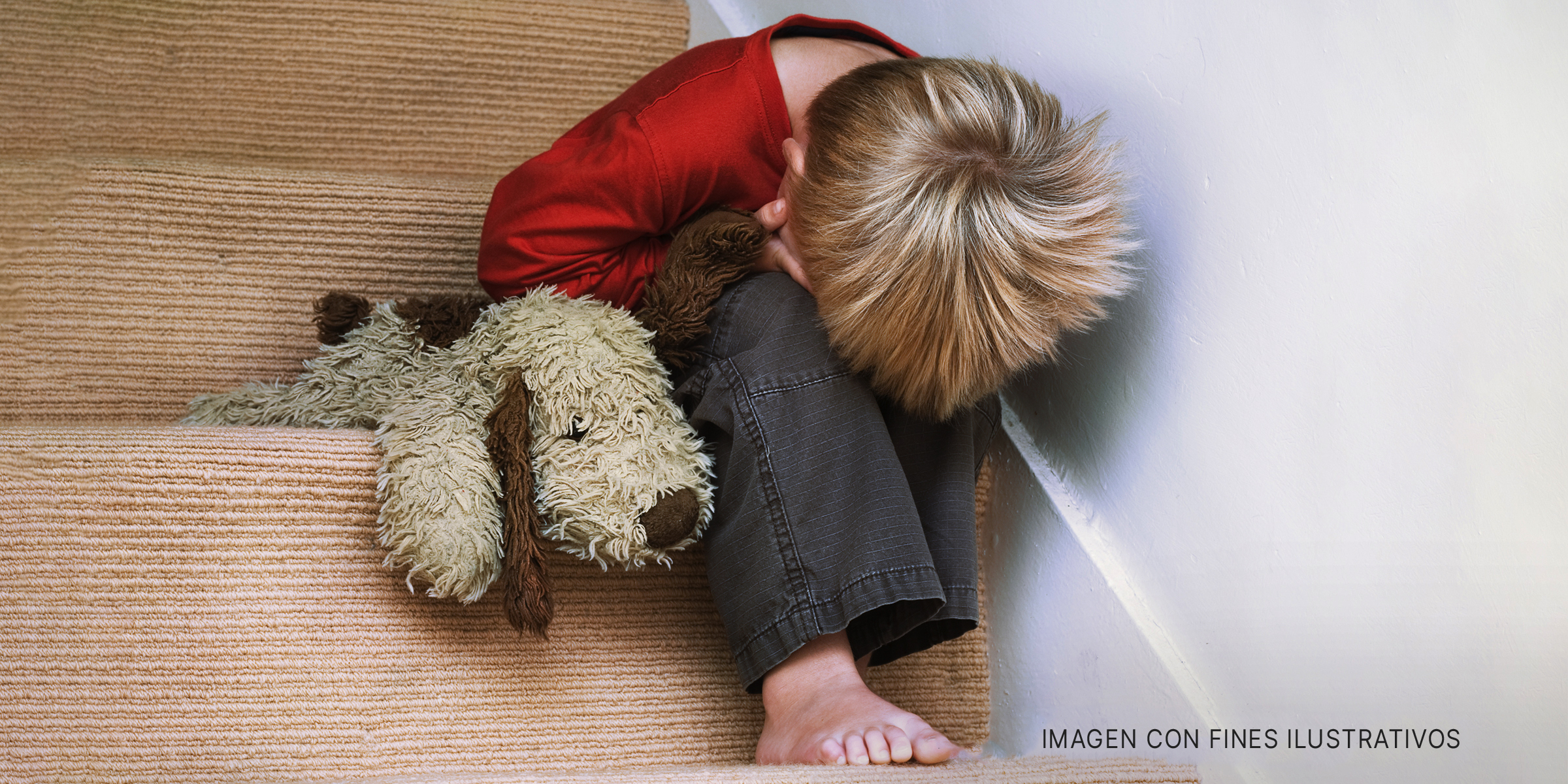 Niño triste sentado solo. | Foto: Shutterstock