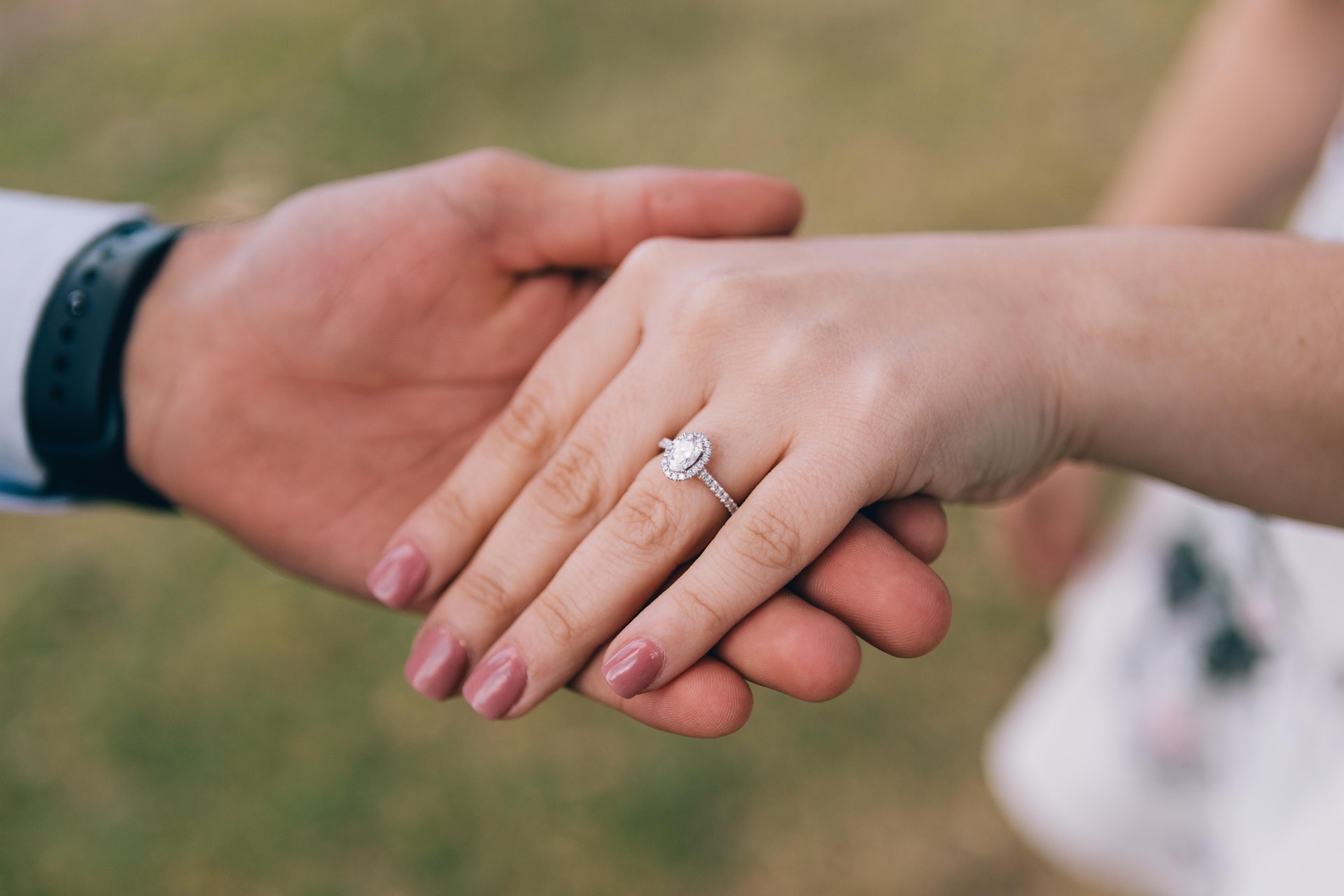 A man holding a woman's hand | Source: Pexels