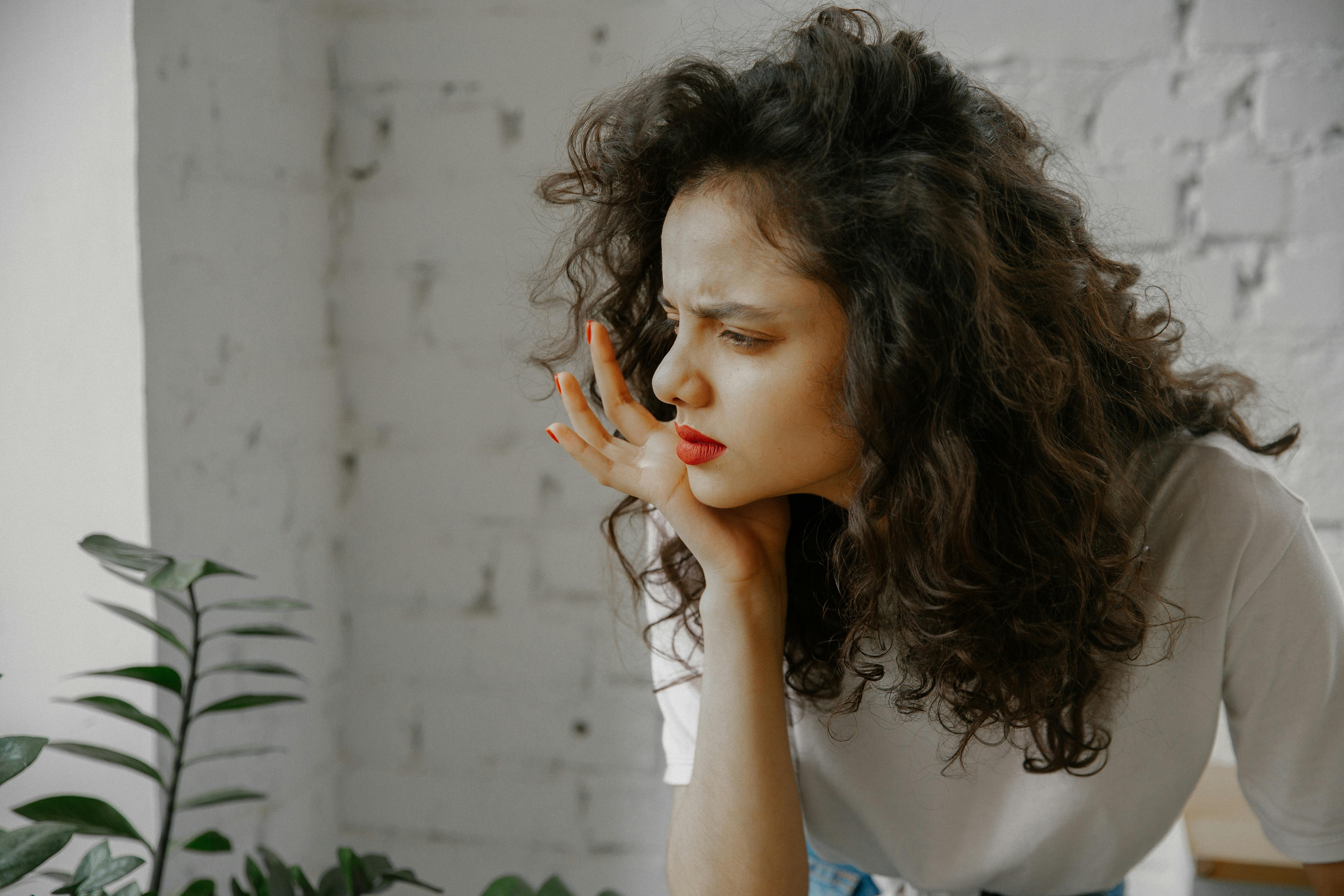 A confused woman reacting to something | Source: Pexels