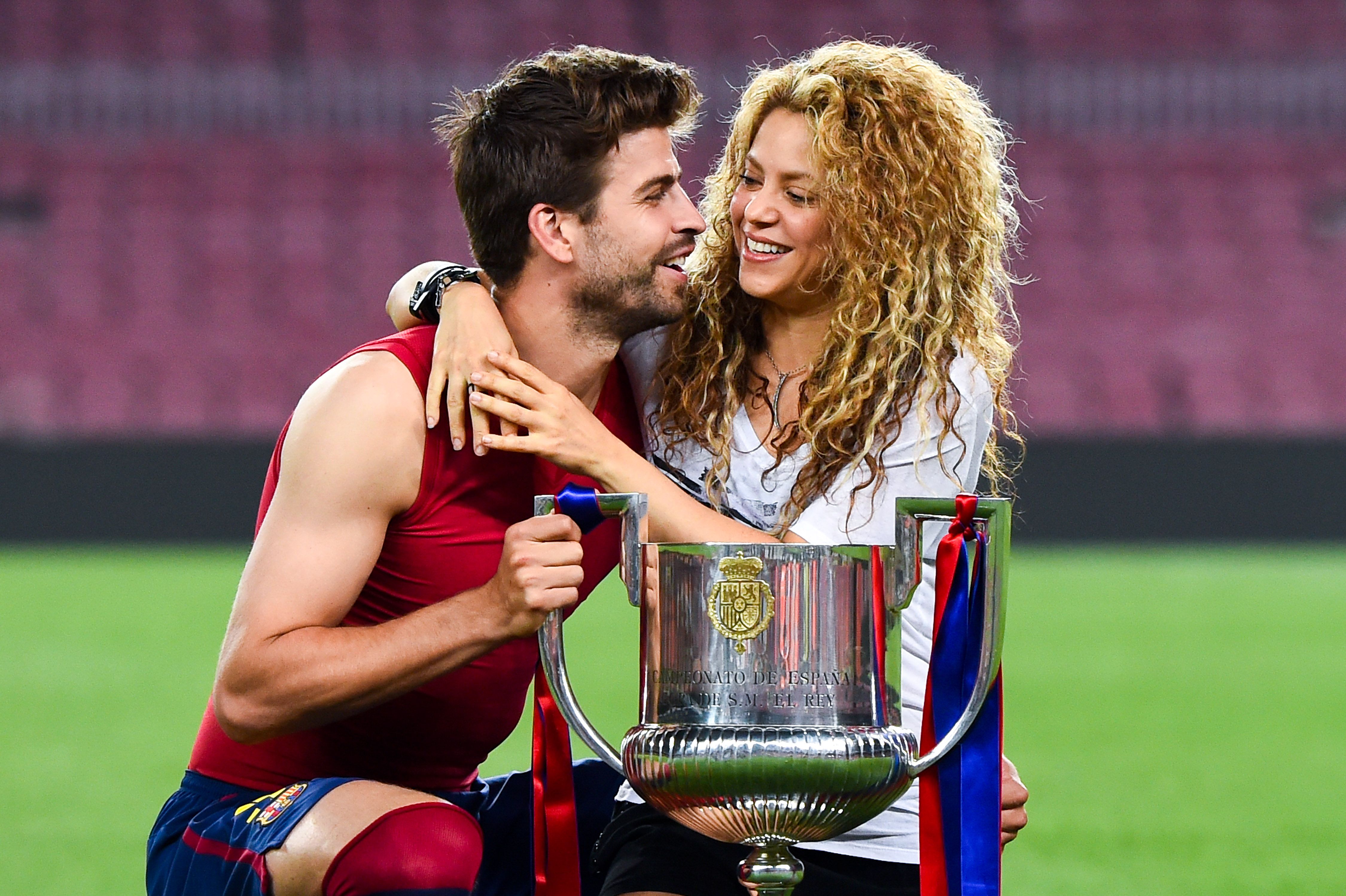 Gerard Pique and Shakira pose with a trophy at Camp Nou on May 30, 2015 in Barcelona, Spain. | Source: Getty Images