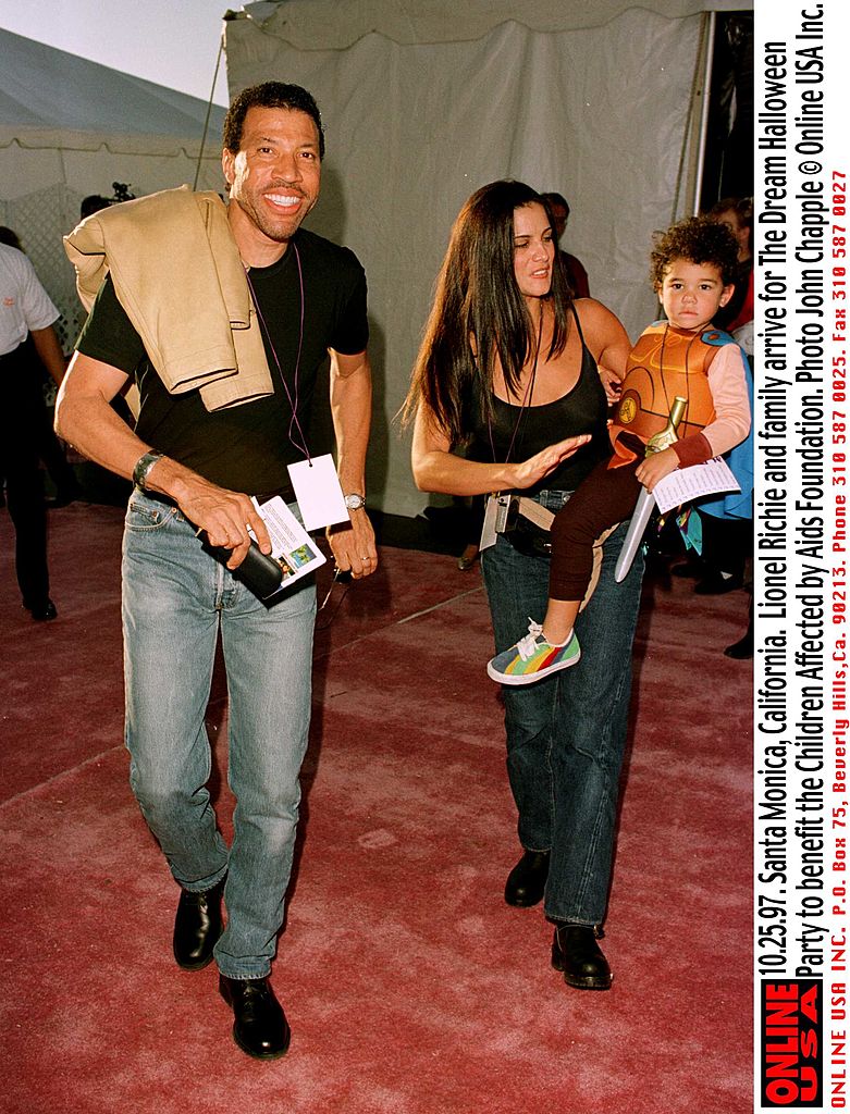 Lionel Richie with Diane Alexander and their son, Miles arrive for The Dream Halloween party on October 25, 1997 | Photo: Getty Images