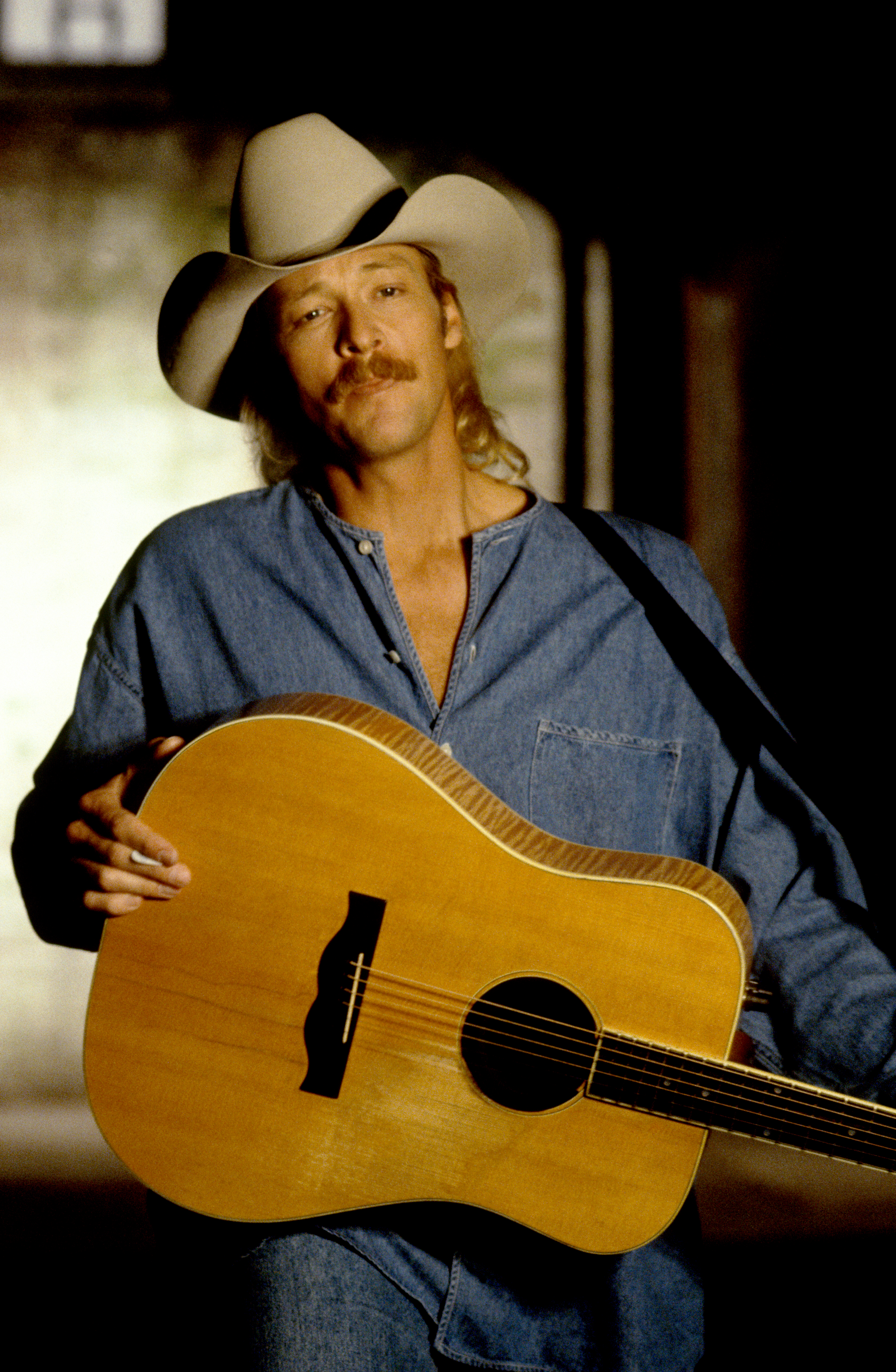 Alan Jackson performs in his music video "I Don't Even Know Your Name," circa 1994 | Source: Getty Images