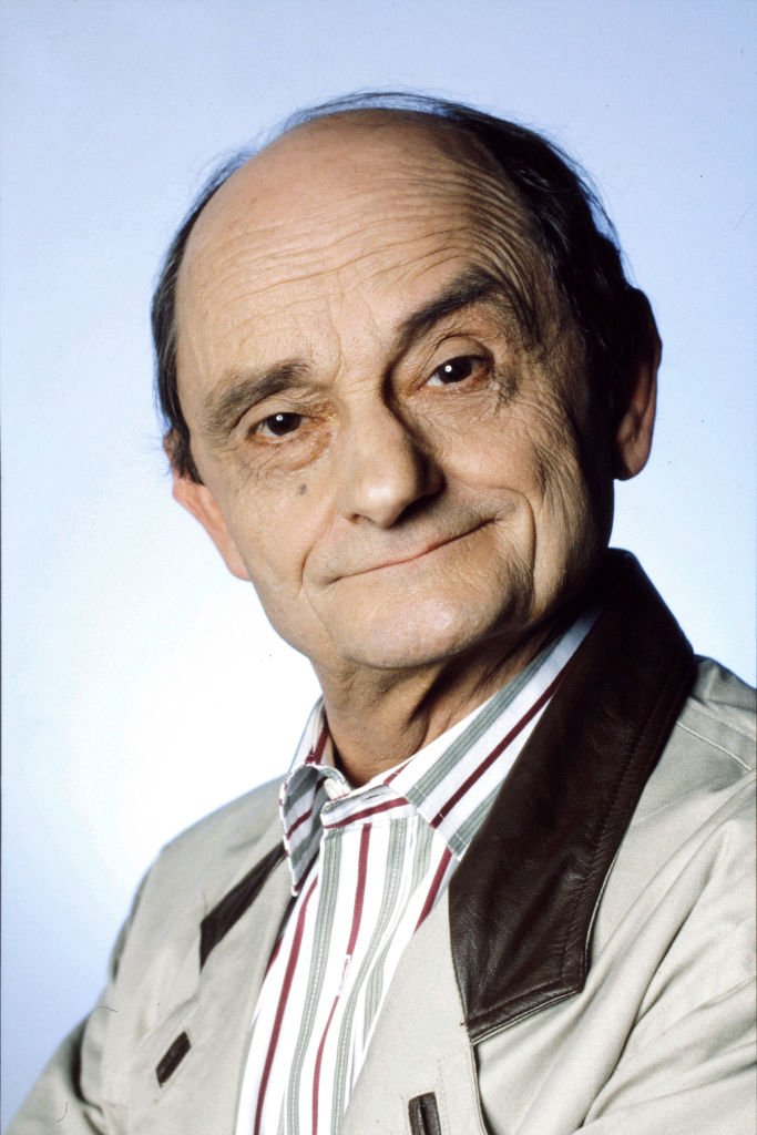 Humoriste et acteur Sim pose lors d'une séance de portrait le 15 décembre 1992 à Paris, France. | Photo : Getty Images Humoriste et acteur Sim pose lors d'une séance de portrait le 15 décembre 1992 à Paris, France. | Photo : Getty Images