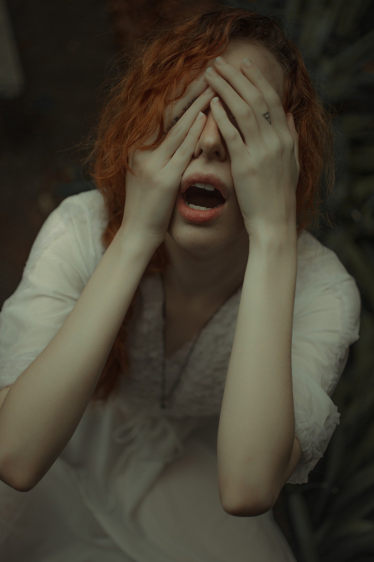 Una joven angustiada con las manos sobre su rostro. | Foto: Pexels