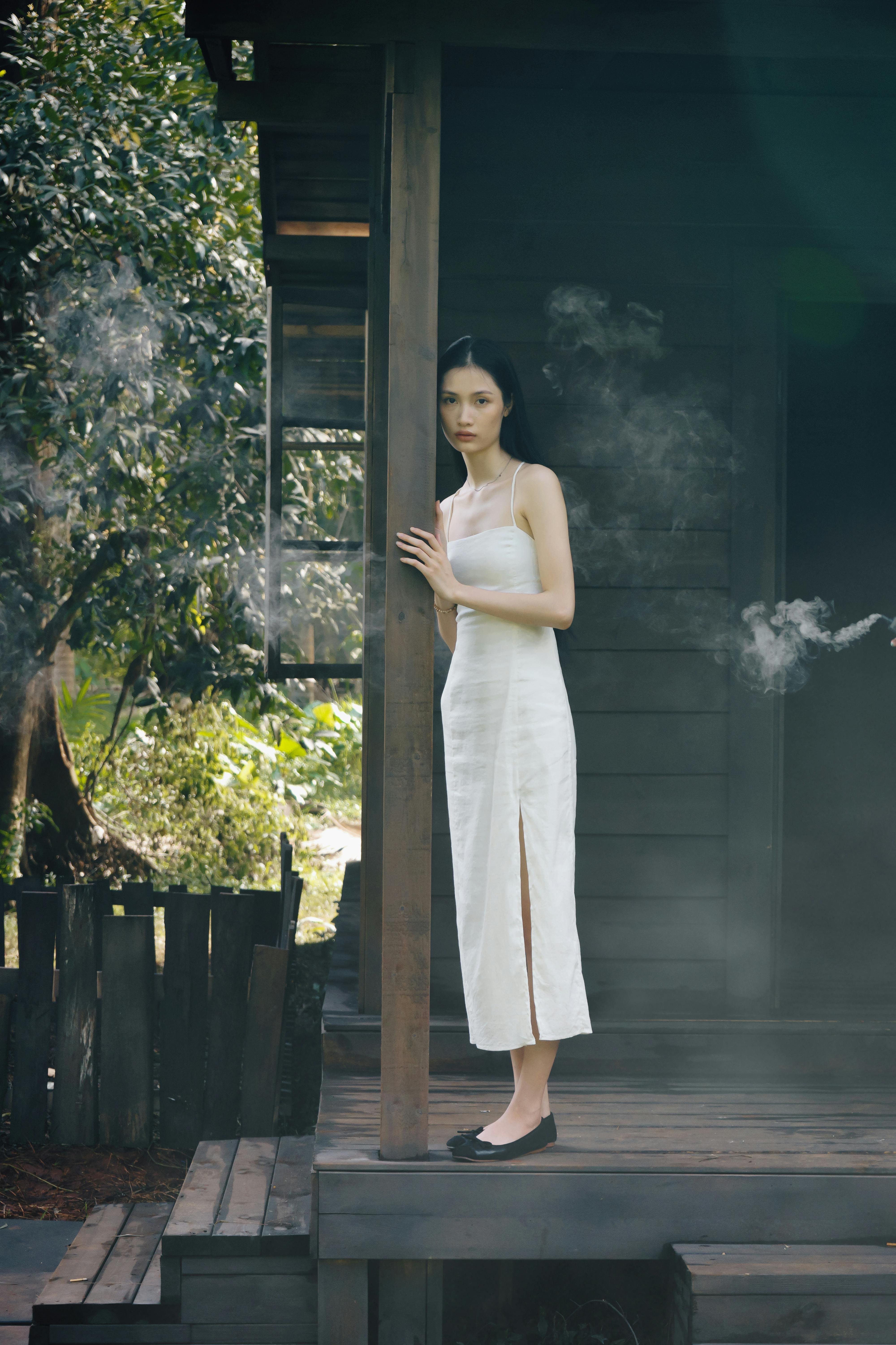 Woman standing on the porch | Source: Pexels