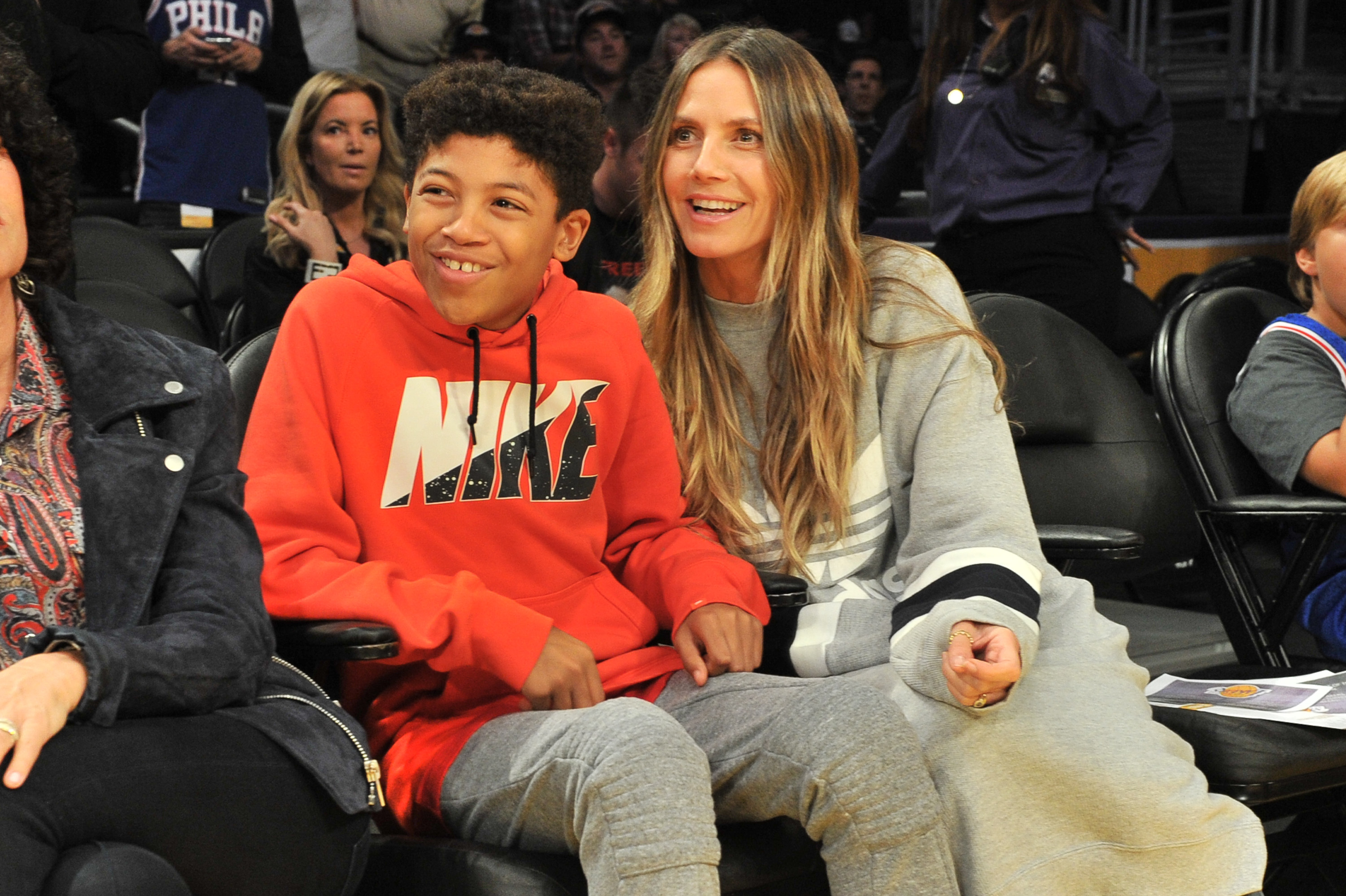 Heidi Klum and Henry attend a basketball game between the Los Angeles Lakers and the Philadelphia 76ers at Staples Center on November 15, 2017 in California | Source: Getty Images