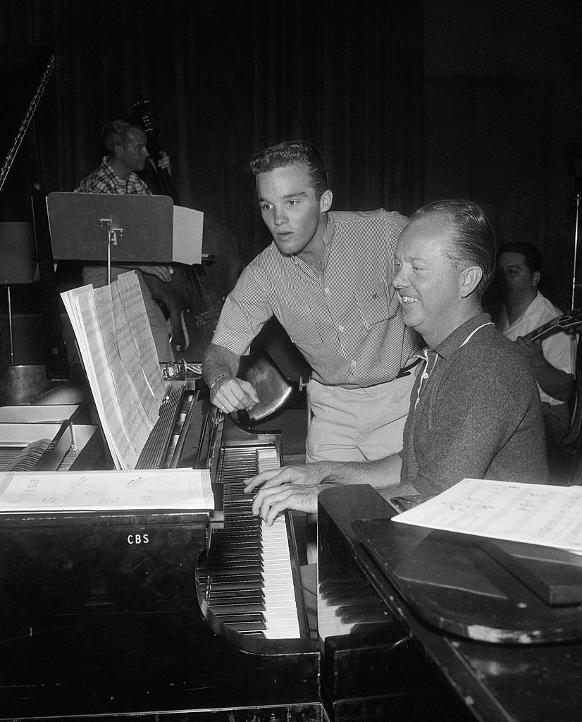 Lindsay Crosby looks at a piano book of bandleader Buddy Cole during a rehearsal for "The Bing Crosby Show" on June 6, 1956. | Photo: Getty Images 