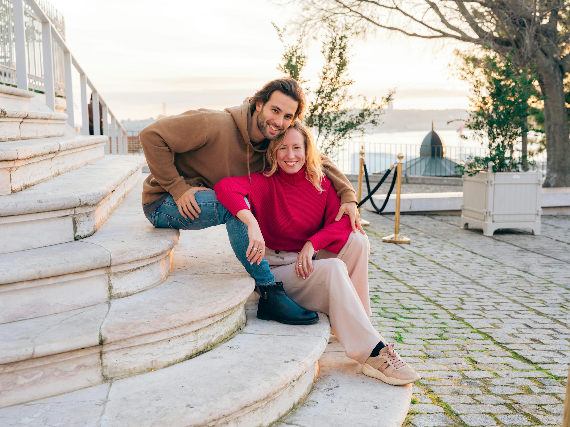 A happy couple sitting on the stairs | Source: Pexels