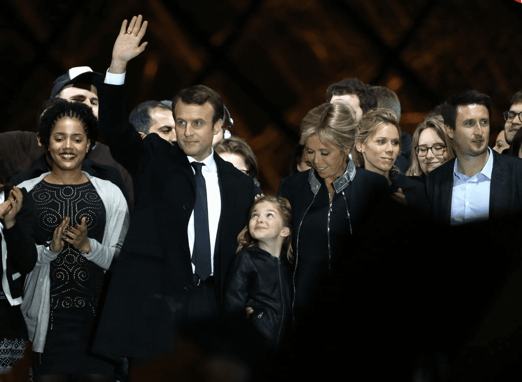 Le nouveau président Français élu Emmanuel Macron, son épouse Brigitte Macron, sa petite-fille Emma (fille de Laurence Auzière) et son autre fille Tiphaine Auzière à Paris, France. | Photo : Getty Images