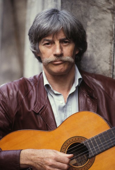Portrait de Jean Ferrat en novembre 1985 à Paris, France. | Photo : Getty Images
