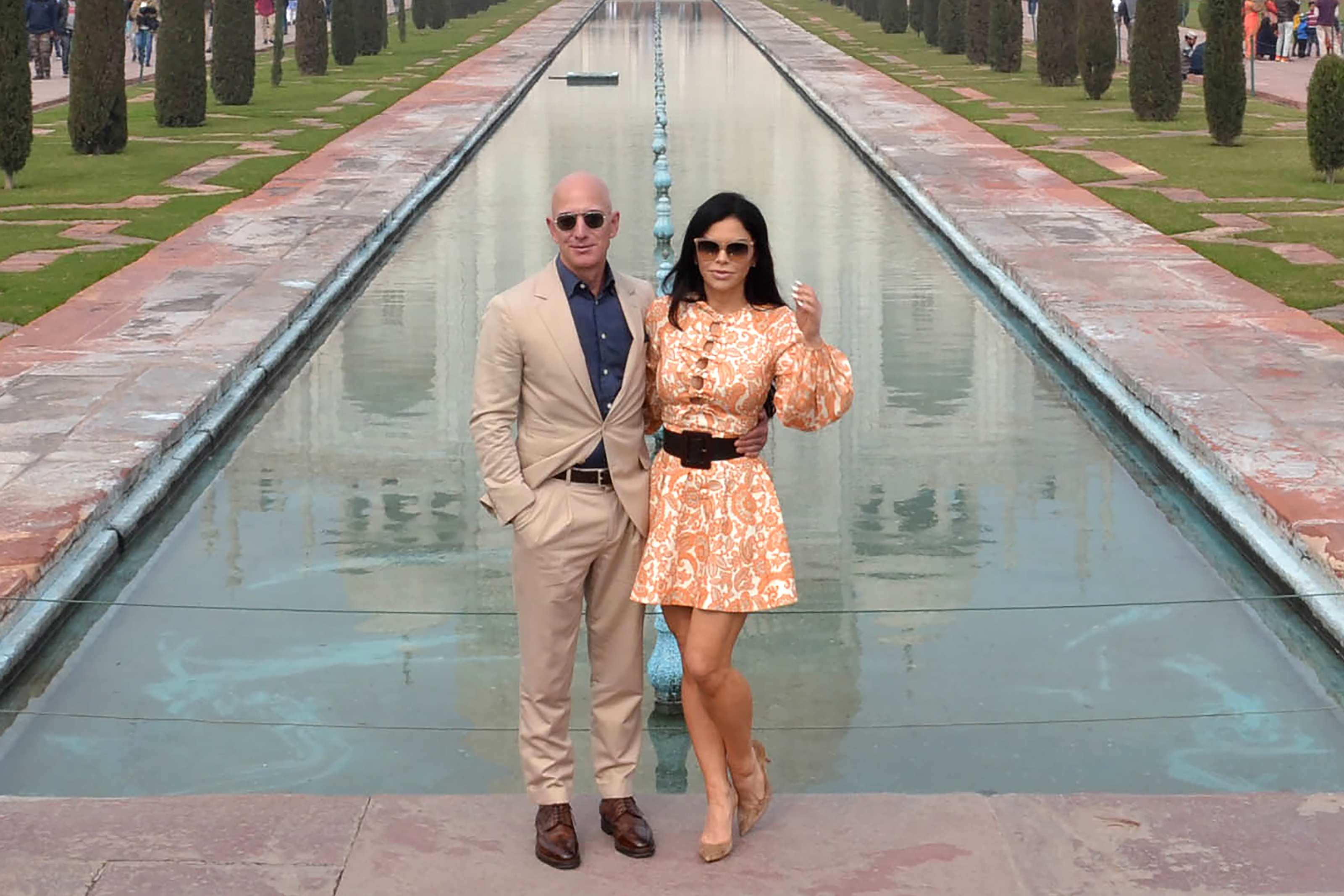 Jeff Bezos and Lauren Sanchez during their visit at the Taj Mahal on January 21, 2020, in Agra, India. | Source: Getty Images